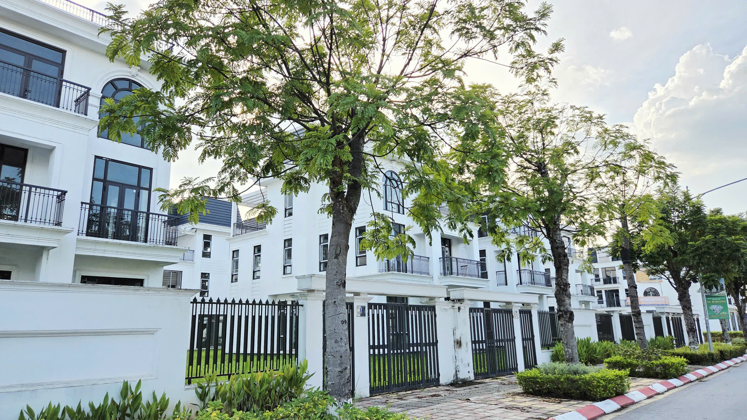 Biệt thự đơn lập 375m2 đường 24m HUD Mê Linh Central