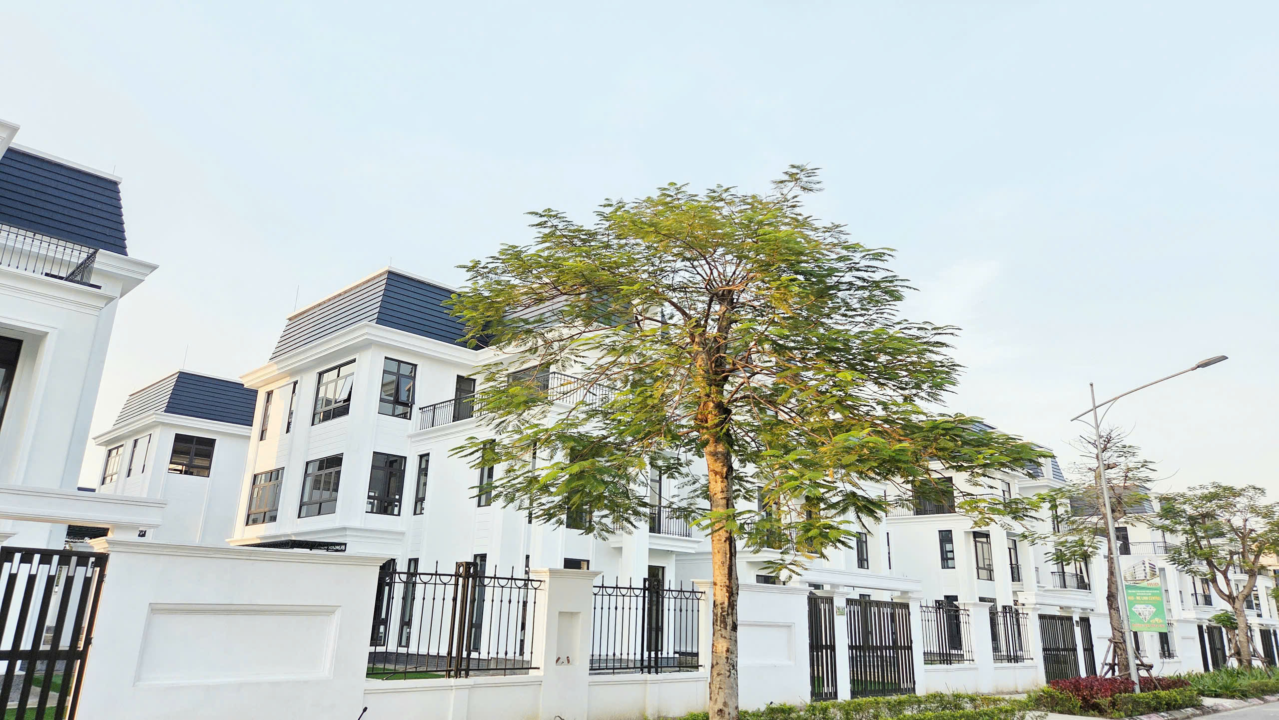 Biệt thự đơn lập dãy BT*-06 diện tích 375m2 mặt tiền 15m view trực diện công viên và hồ, tiến độ 10%